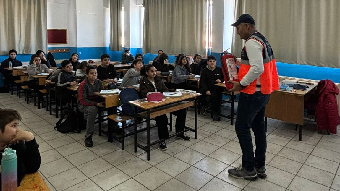OKULUMUZDA AFET FARKINDALIK EĞİTİMİ VE DEPREM TATBİKATI GERÇEKLEŞTİRİLDİ.