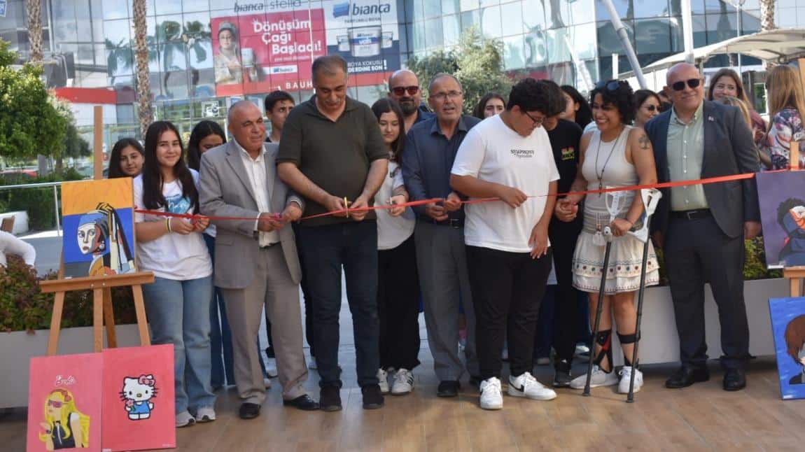 Sanatın Işığında Yükselen Genç Yetenekler: Hüseyin Ak Ortaokulu Resim Sergisi Açıldı